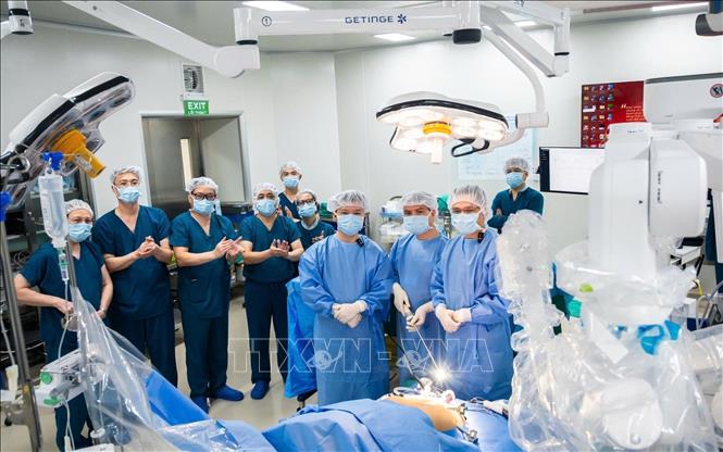 Việc kết nối hai chiều cũng tạo điều kiện để bác sĩ tuyến đầu tiếp cận ngay với kinh nghiệm của các chuyên gia, góp phần nâng cao chất lượng chuyên môn và rút ngắn khoảng cách về trình độ kỹ thuật giữa các vùng miền. (Ảnh: Ánh Tuyết/TTXVN)